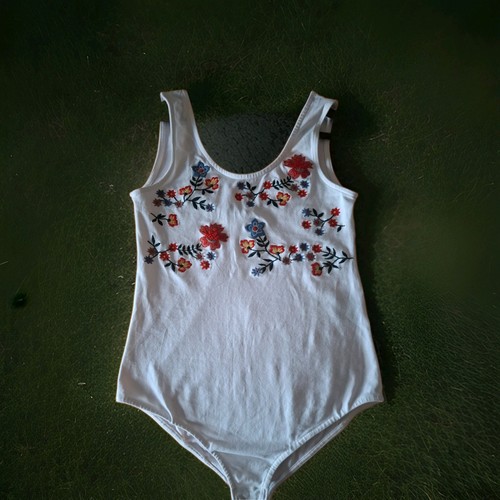 Body weiss mit blumenstickerei - body,